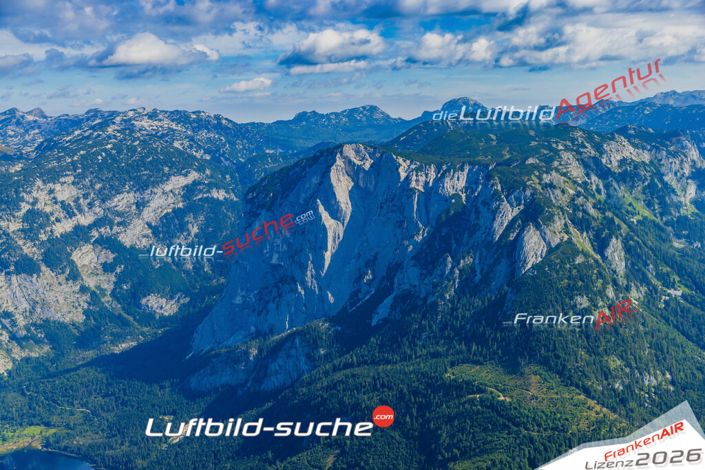 Luftaufnahme der Stadt Altaussee - Die Luftaufnahme wurde 2025 vom UL-Flugzeug heraus erstellt ( keine Drohne ) - Hochauflösende Luftaufnahme - für professionelle Ausdrucke geeignet. Die Geschenkidee !Mit Lizenz und Bildrechte bestellbar