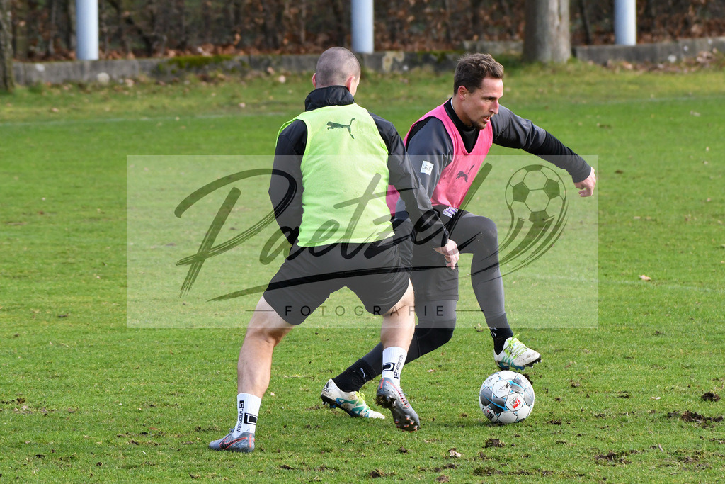 20200130_TRAOSN_0020 | Fußball, Herren: Adam Susac (VfL Osnabrueck) und Ulrich Taffertshofer (VfL Osnabrueck) im Zweikampf waehrend der Trainingseinheit des VfL Osnabrueck im Sportpark Illoshoehe am 30.01.2020 in Osnabrueck, Deutschland. - Realisiert mit Pictrs.com