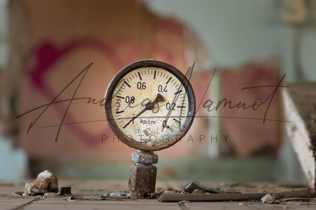 DRucklos | altes Manometer in einem alten Labor - Realisiert mit Pictrs.com