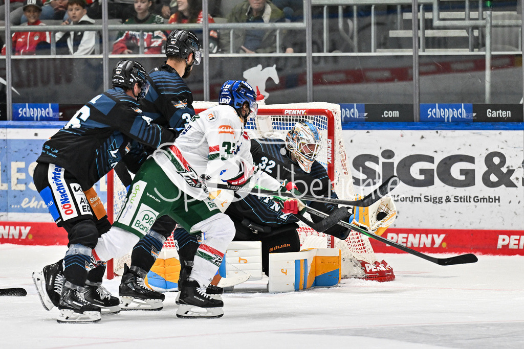 Augsburger Panther - Steinback Black Wings Linz | in dieser Sezene fängt Tirronen RASMUS (Black Wings Linz 32) einen Schuss sicher / Testspiel: Augsburger Panther - Steinback Black Wings Linz; Curt Frenzel Stadion am 05.09.2025