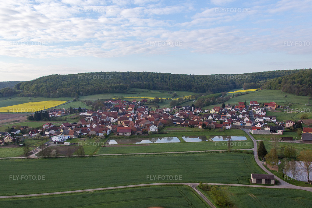 Luftbild: landwirtschaftlichen Feldern und Nutzflächen im Ortsteil Geusfeld in Rauhenebrach im Bundesland Bayern in Deutschland. Foto: IMG_087795.jpg vom 05.05.2016 durch Werner Riehm/FLY-FOTO.de