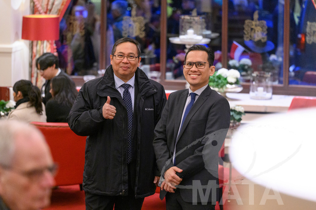 _DWA5394 | Welcoming Jokowi Widodo's arrival by the Indonesian people at Kastens Luisenhof Hotel in the context of the opening of Hannover Messe with Indonesia as Country Partner. Hannover, 15.04.2023 - Realisiert mit Pictrs.com