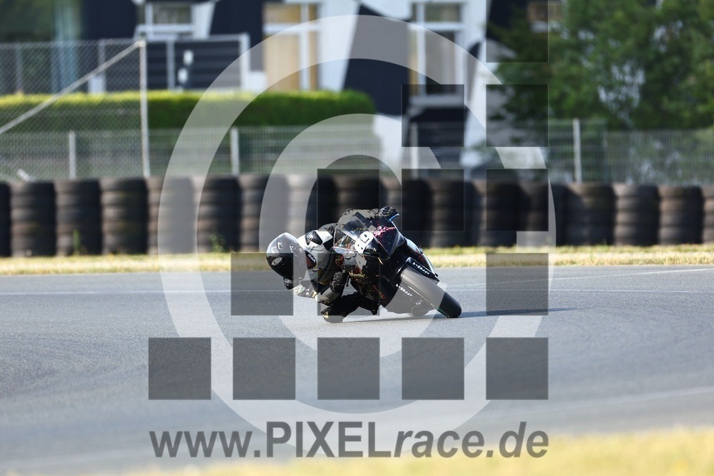 0489-20240720_00074 | Schöne Erinnerungen an spannende Momente - das festzuhalten ist unser Job. PIXELrace.de ist seit 2003 auf den Rennstrecken Europas unterwegs um die Action draußen beim Fahren und die wunderbare Stimmung imm Fahrerlager für euch einzufangen.