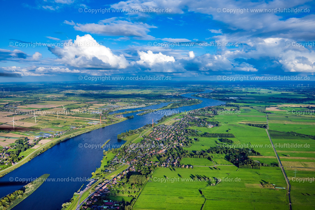 Bullenhausen_Elbe_ELS_9338040823 | SEEVETAL 04.08.2023 Ortskern am Uferbereich des Ortes " Bullenhausen " - Flußverlaufes der Elbe in Seevetal im Bundesland Niedersachsen, Deutschland. // Town center on the banks of the town "Bullenhausen" - along the Elbe river in Seevetal in the state Lower Saxony, Germany. Foto: Martin Elsen