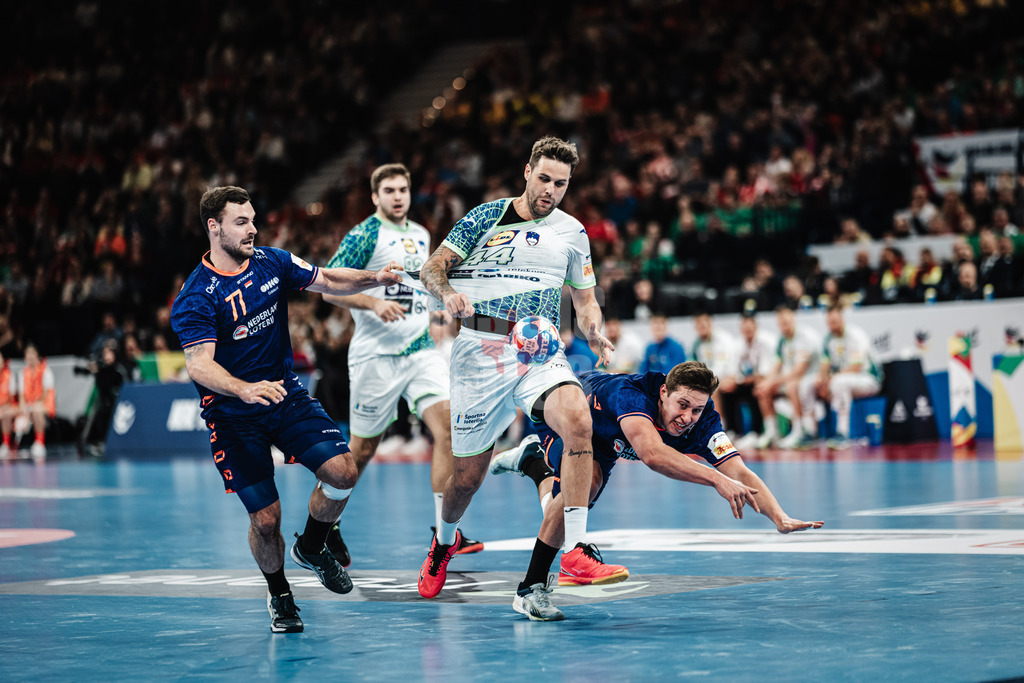 Handball | Herren | EHF EURO 2024 | European Championshop Men 2024 Final Tournament | Slowenien vs. Niederlande | 21.01.2024 | Dean Bombac (#44, Slowenien, SLO) setzt sich durch gegen Dani Baijens (#77, Holland, NED) links und Lars Kooij (#15, Holland, NED) rechts