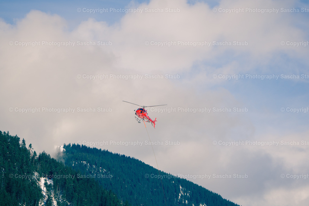 Hubschrauber mit Last beim Anflug | Willkommen im Shop von Photography Sascha Staub. Hier findest du alle Fotos und Medieninhalten von Sascha Staub. In diesem Shop kannst du Lizenzen zu den Fotos, Drucke und Gutscheine für den Shop erwerben.  - Realizado com Pictrs.com