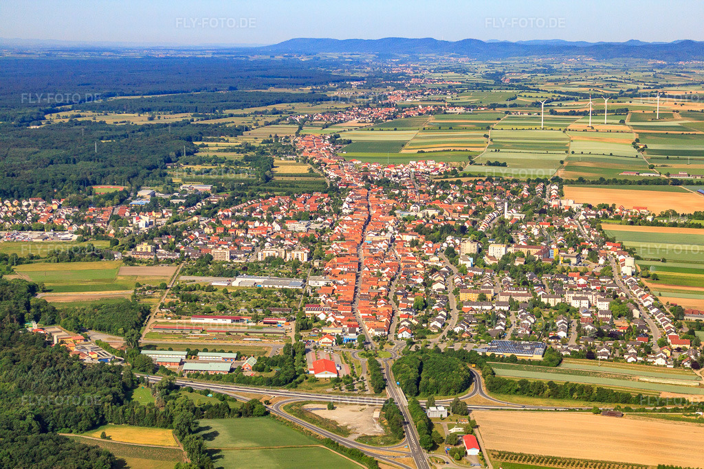 Luftbild: Stadt von Osten in Kandel im Bundesland Rheinland-Pfalz in Deutschland. Foto: IMG_40537(39441).jpg vom 29.05.2011 durch Werner Riehm/FLY-FOTO.de