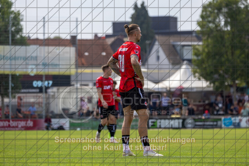 20250816_141240_0250 | #,1.Göppinger SV (rot) vs. FSV 08 Bietigheim-Bissingen (blau), Fußball, Oberliga BW, wfv, 03. Spieltag, Saison 2025/2026, Rasensportplatz Stadion SV Göppingen, Hohenstaufenstr. 116, 73033 Göppingen, 16.08.2025 - 14:00 Uhr,Foto: PhotoPeet-Sportfotografie/Peter Harich