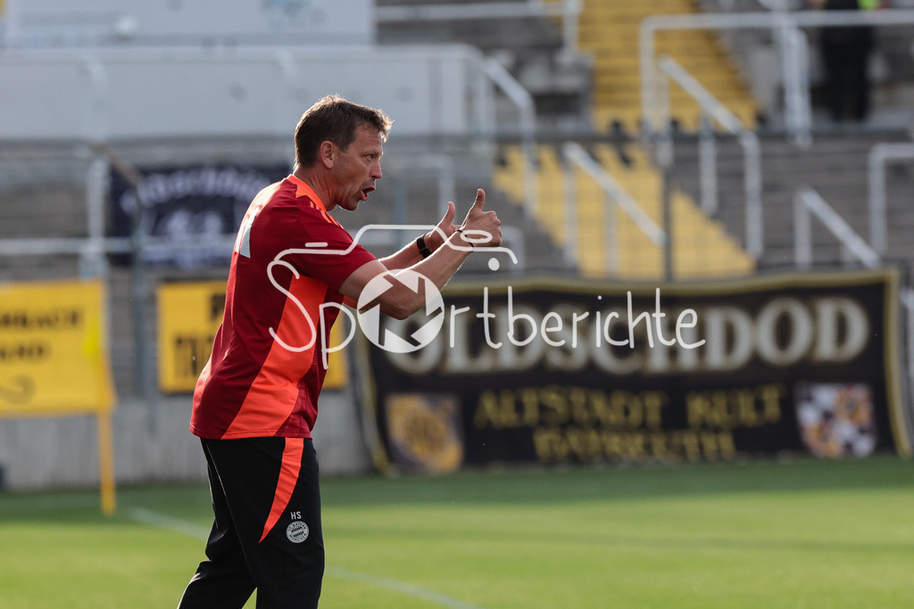 FC Bayern Amateure - SpVgg Bayreuth | Amateure TRainer Holger SEITZ ist zufrieden mit der ersten halben Stunde / Freistller / Einzelfoto