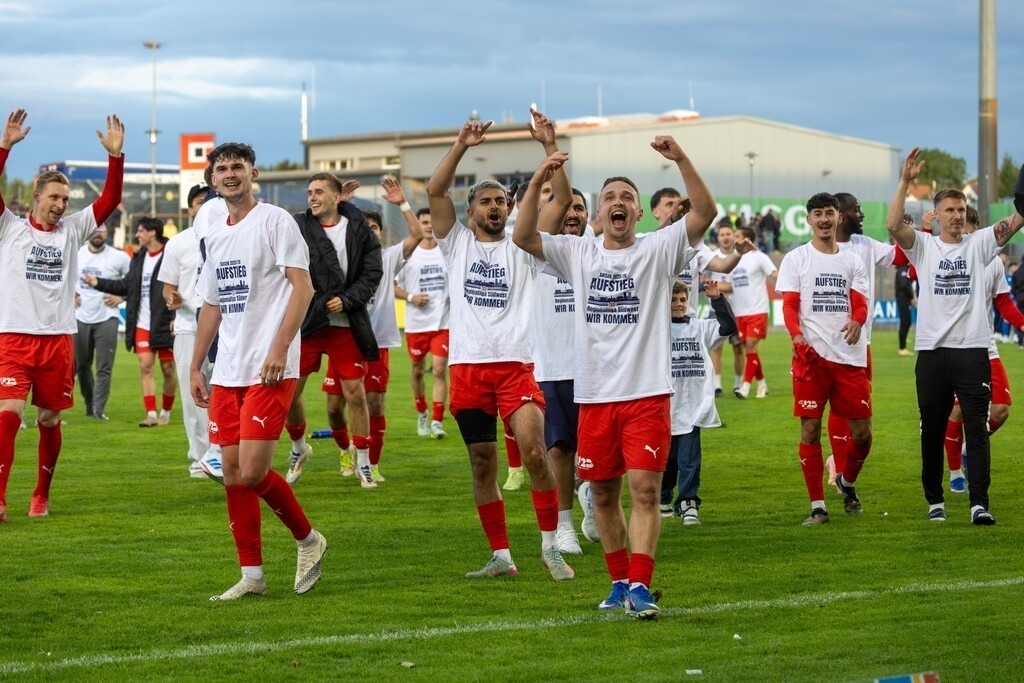 Fußball, Aufstiegsspiel zur Regionalliga Südwest, FK Pirmasens gegen VfR Mannheim | Fußball, Aufstiegsspiel zur Regionalliga Südwest, FK Pirmasens gegen VfR Mannheim***Riesiger Jubel beim VfR nach dem Schlusspfiff und dem damit verbundenen Aufstieg in die Regionalliga Südwest - Realisiert mit Pictrs.com