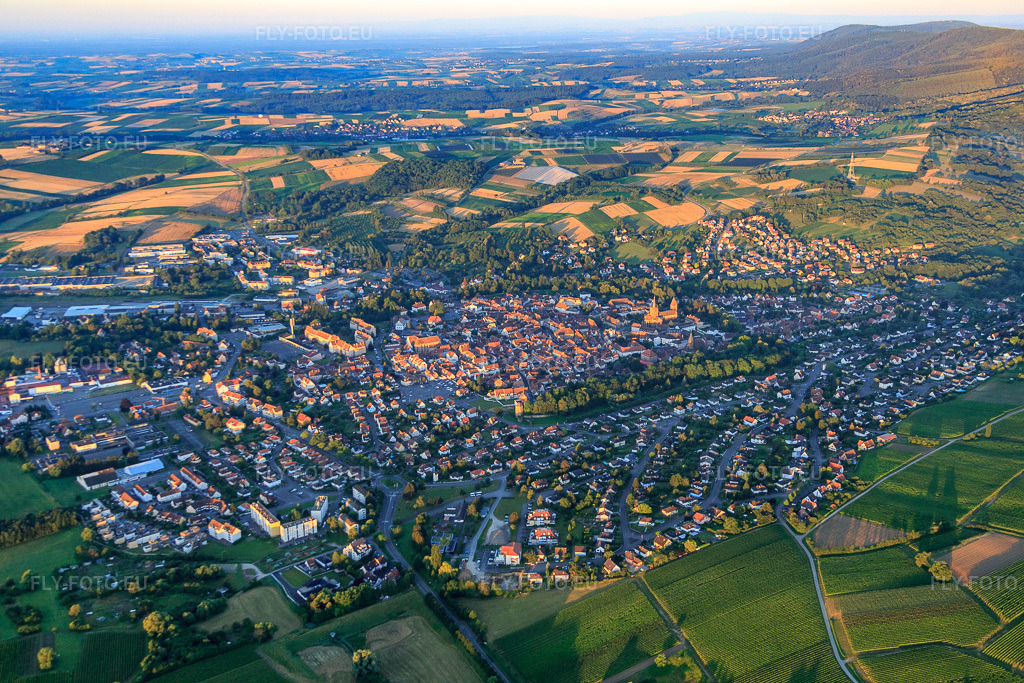Vue aérienne: Vue de la ville depuis le nord-est à Wissembourg dans le département Bas Rhin, France.Photo: IMG_091528.jpg prise le 10/07/2016 par Werner Riehm/FLY-FOTO.euRésolution de l'original: 5472 x 3648 px