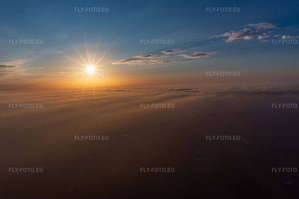 Vue aérienne: Coucher de soleil sur les Vosges du Nord et la forêt du Palatinat à Climbach dans le département Bas Rhin, France. Photo: IMG_144068.jpg prise le 09/11/2024 par Werner Riehm/FLY-FOTO.euRésolution de l'original: 5060 x 3373 px