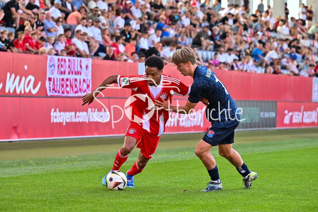 FC Bayern München U19 - SpVgg Unterhaching U19 | im Duell Chivano WIJKS (FCB #2) und Gabriel FREIMUTH (Haching 14) / Zweikampf / U19 DFB-Nachwuchsliga: FC Bayern München U19 - SpVgg Unterhaching U19; FC Bayern Campus am 10.08.2025