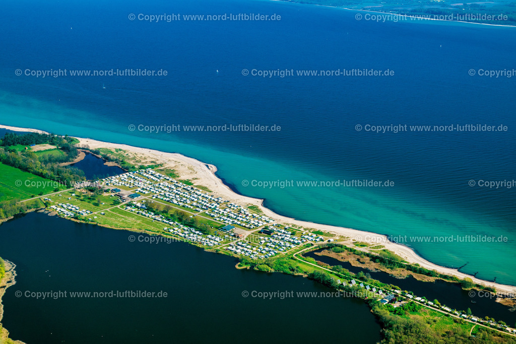 Karlsminde_Ostseecampinggut_Karlsminde_ELS_6391010524 | WAABS 01.05.2024 Campingplatz - Zeltplatz mit Wohnwagen und Zelten Ostseecamping-Gut Karlsminde am Ufer der Ostsee in Waabs im Bundesland Schleswig-Holstein. // Camping with caravans and tents in Waabs in the state Schleswig-Holstein. Foto: Martin Elsen