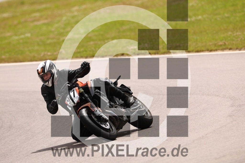 0097-20240629_01513 | Schöne Erinnerungen an spannende Momente - das festzuhalten ist unser Job. PIXELrace.de ist seit 2003 auf den Rennstrecken Europas unterwegs um die Action draußen beim Fahren und die wunderbare Stimmung imm Fahrerlager für euch einzufangen.