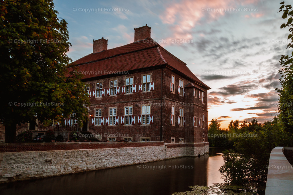 Schloss Oberwerries zum Sonnenuntergang | Das Schloss Oberwerries in Hamm im Sonnenuntergang - Realisiert mit Pictrs.com