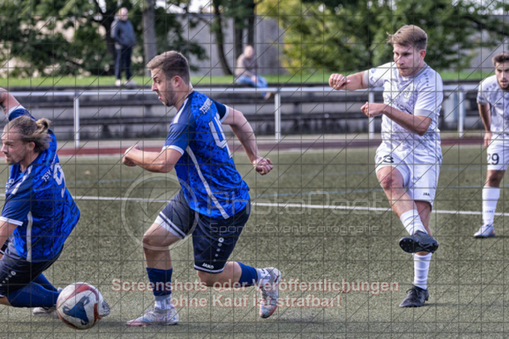 20250928_154509_0023-Bearbeitet | #,TSG Salach (weiß) vs. TSV Berkheim (blau), Fußball, Bezirksliga - Bezirk Neckar/Fils, 06. Spieltag, Saison 2025/2026, Kunstrasensportplatz, Staufenecker Straße, 73084 Salach, 28.09.2025 - 15:00 Uhr,Foto: PhotoPeet-Sportfotografie/Peter Harich