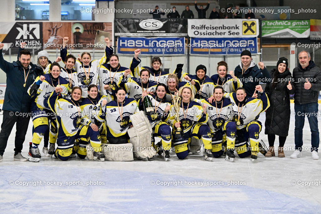 WILDCATS PATERNION & Lady Hawks Siegerehrung-Meisterfeier | Meisterfoto 2024/25 Wildcats Paternion, Mannschaftsfoto Wildcats Paternion, KEHV-Wettspielreferent Michael Baumer, KEHV-Damenreferentin Sabine Huber, WILDCATS PATERNION &amp; Lady Hawks Siegerehrung-Meisterfeier, WILDCATS PATERNION &amp; Lady Hawks Siegerehrung-Meisterfeier am 12.03.2025 in Steindorf (Ossiachersee Halle), Austria, (Photo by Bernd Stefan)