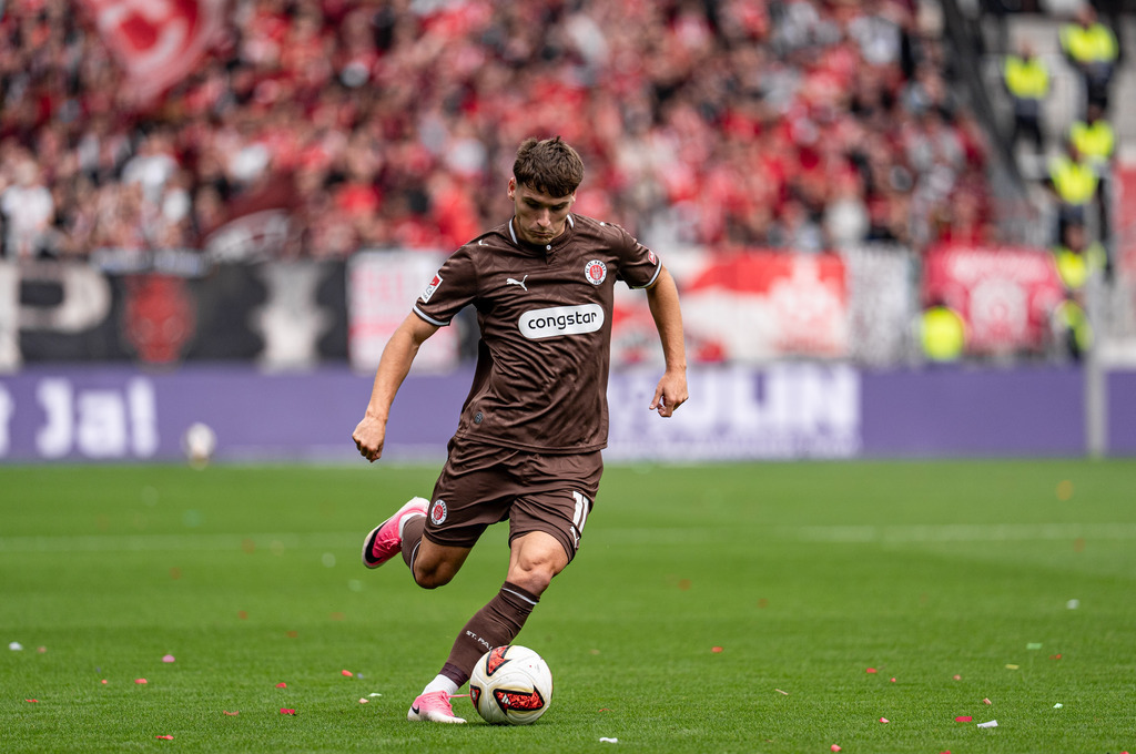FCSP_YD-09711 | Der offizielle Shop für FC St. Pauli Fotos. Wähle aus Spielszenen & Fanmomenten dein FCSP Wunschformat. Wir liefern Millerntor-Atmosphäre.