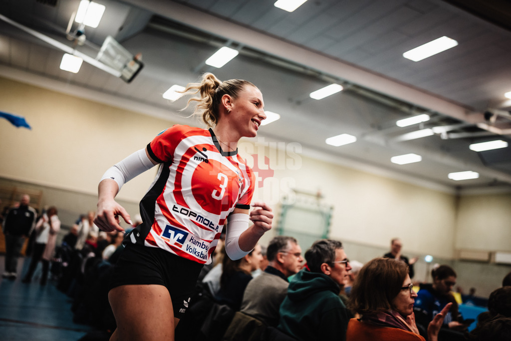 Volleyball | Frauen | Saison 2025/2026 | Volleyball Bundesliga | ETV Hamburger Volksbank Volleys vs. Binder Blaubären TSV Flacht | 06.12.2025 | Lina Köster (#3, ETV Hamburger Volksbank Volleys) beim Einlauf in die Halle