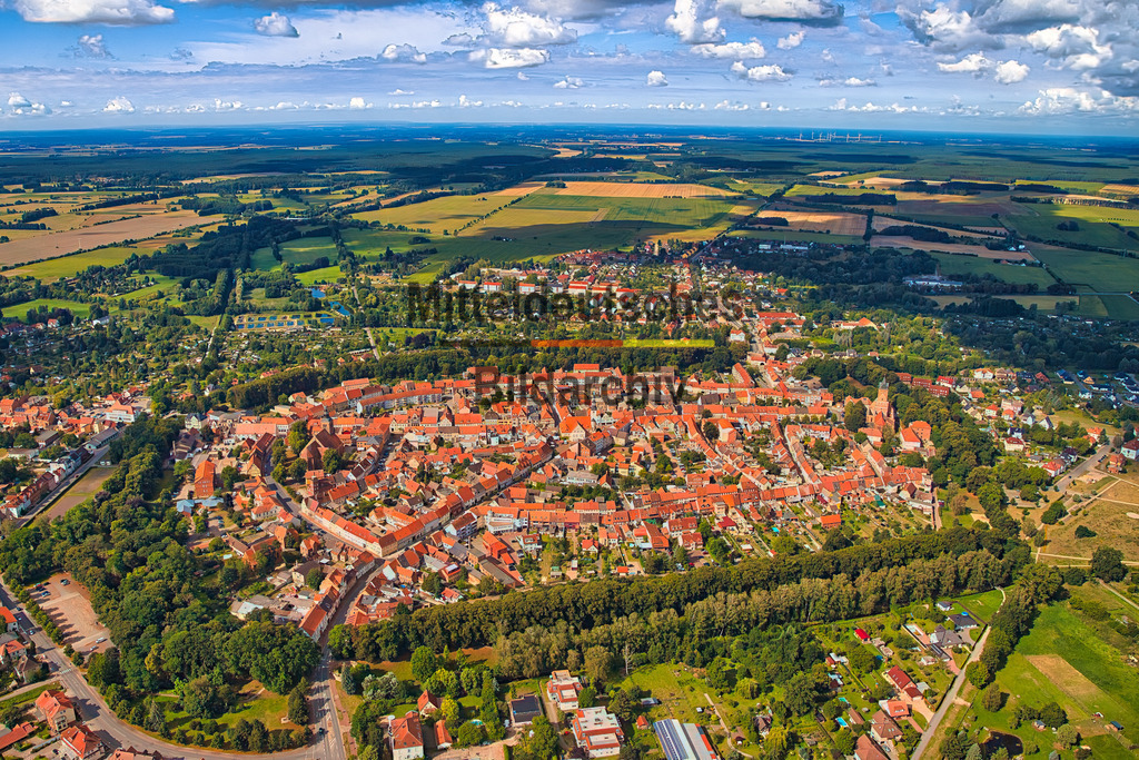 Gardelegen_IMG_6765 | Die Luftaufnahme zeigt den historischen Stadtkern von Gardelegen aus der Vogelperspektive. Besonders markant ist die nahezu ringförmige Struktur der Altstadt mit ihrer dichten Bebauung und den historischen Straßenzügen. Aus der Luft lässt sich die gewachsene Stadtstruktur besonders anschaulich erkennen. - Realisiert mit Pictrs.com