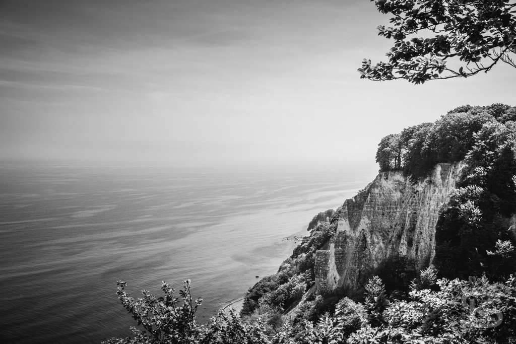 Kreidefelsen auf Rügen – Ausblick im Nationalpark Jasmund | Atemberaubender Ausblick auf die berühmten Kreidefelsen im Nationalpark Jasmund auf der Insel Rügen. Die weißen Steilküsten, umgeben von Buchenwald und der Ostsee, zählen zu den eindrucksvollsten Naturwundern Deutschlands. - Realisiert mit Pictrs.com