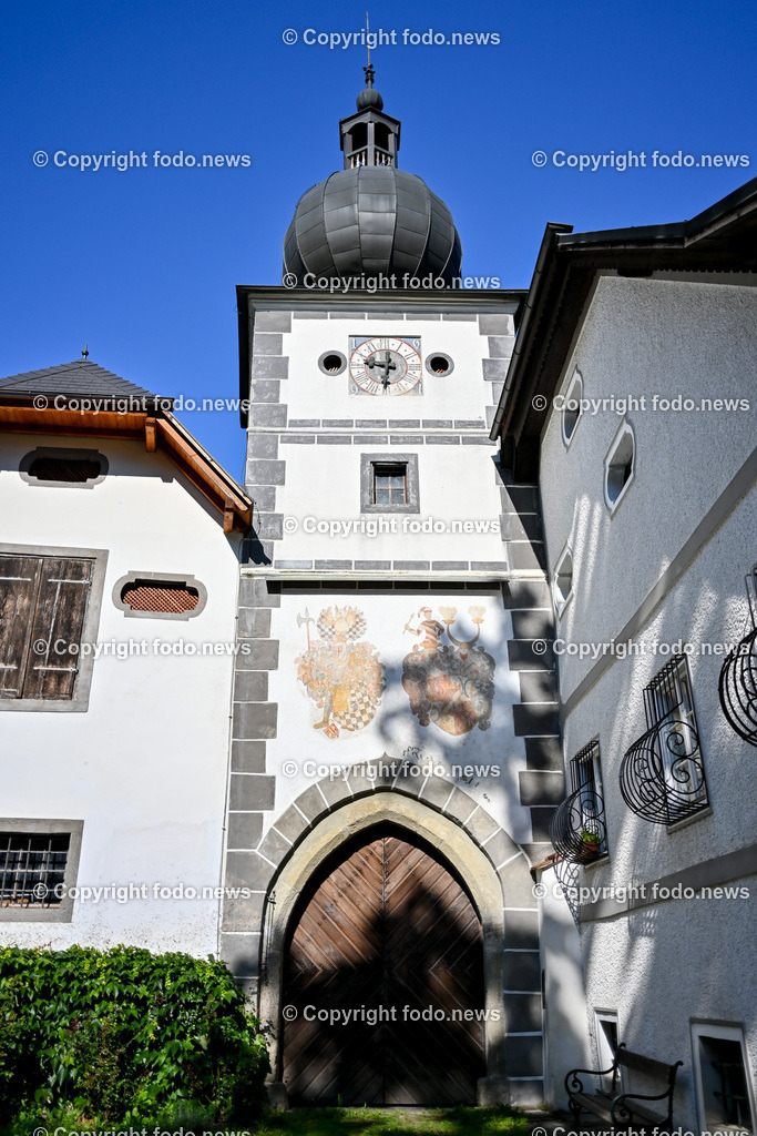 Schloss Schluesslberg_ Spiegelfeld_ 14.08.2023-4 | 14.08.2023, Schluesselberg, AUT, Schloss Schluesselberg, Spiegelfeld, im Bild Schloss Schluesslberg, Torturm mit den Wappen, Portal zum Schlosstrakt