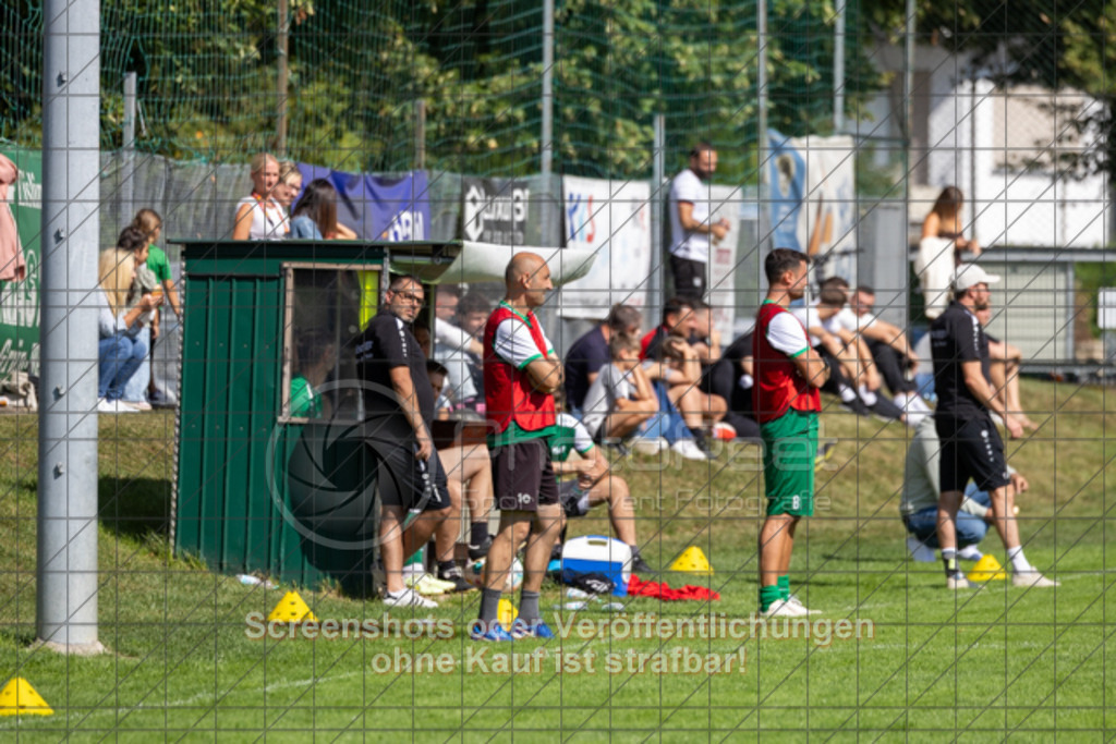20250824_153918_0513 | #,KSG Eislingen (grün) vs. SGM Jebenhausen-Bezgenriet (orange), Fussball, Kreisliga A3 - Bezirk Neckar/Fils, 01. Spieltag, Saison 2025/2026, Rasensportplatz, Albstraße 69, 73054 Eislingen, 24.08.2025 - 15:00 Uhr,Foto: PhotoPeet-Sportfotografie/Peter Harich