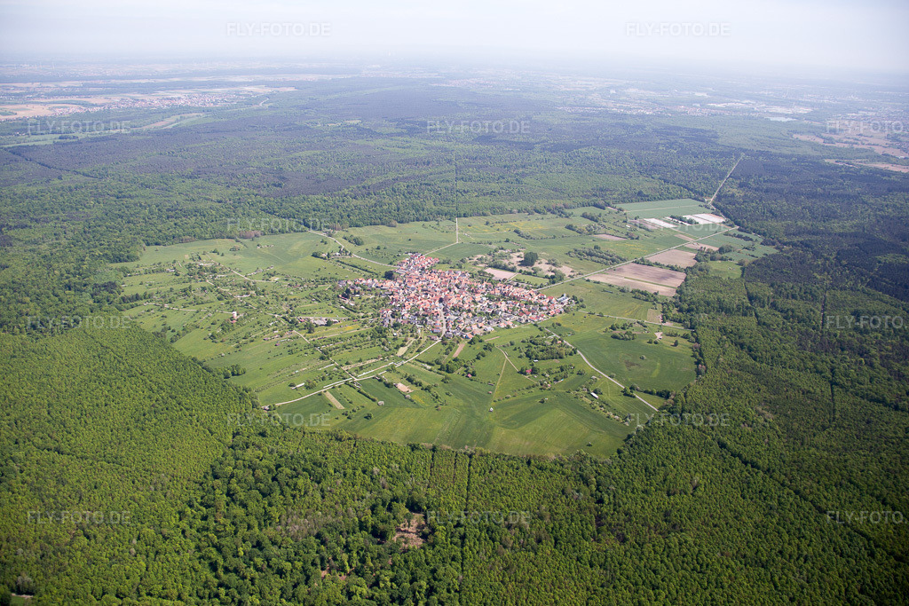 Luftbild: Dorf - Ansicht am Rhein im Ortsteil Büchelberg in Wörth im Bundesland Rheinland-Pfalz in Deutschland.Foto: IMG_078639.jpg vom 08.05.2015 durch Werner Riehm/FLY-FOTO.deAuflösung des Originals: 5472 x 3648 px