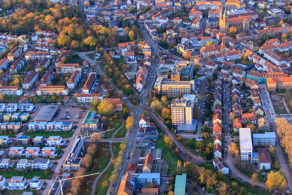 Luftbild: Weißenburger Straße von Süden und Vinzentius-Krankenhaus Landau in Landau in der Pfalz im Bundesland Rheinland-Pfalz in Deutschland. Foto: IMG_60828.jpg vom 09.11.2013 durch Werner Riehm/FLY-FOTO.deAuflösung des Originals: 4752 x 3168 pxVinzentius-Krankenhaus