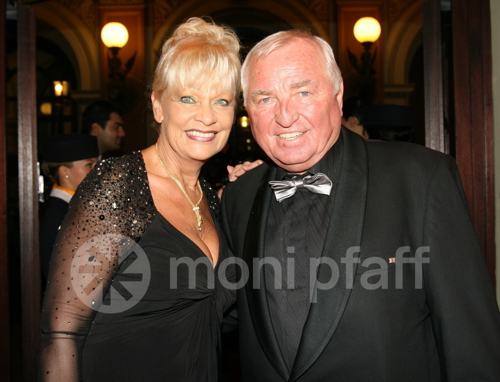 Uli Wegner mit Gattin beim Sportpresseball | Uli Wegner mit Gattin beim Sportpresseball - Realisiert mit Pictrs.com