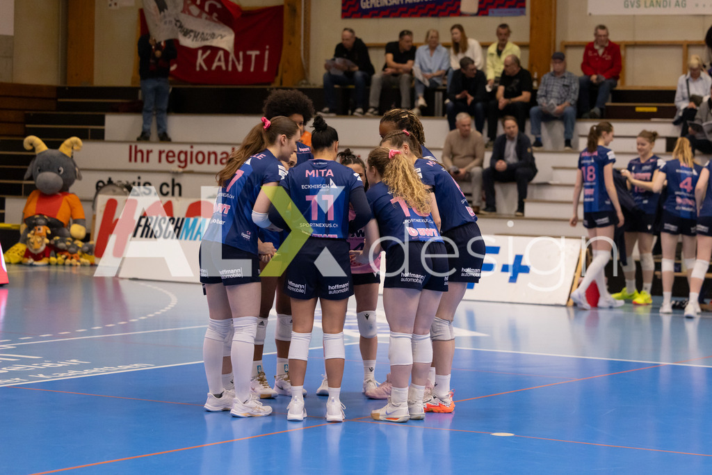 Volleyball I Frauen I Saison 2025-2026 I Volleyball NLA | Women I 1/2 Finals I  VC Kanti Schaffhausen - Sm'Aesch Pfeffingen I 07.03.2026 | Sm'Aesch Pfeffingen Spielerinnenkreis - Realisiert mit Pictrs.com
