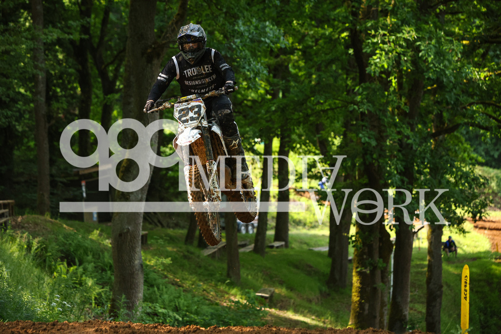 5E6A3568 | 989 MEDIAWORK