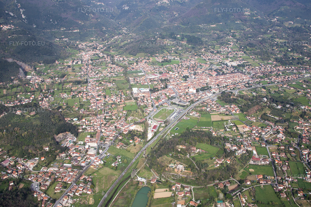 Vue aérienne: Vue de la ville à Camaiore dans le département Toscane, Italie – .Photo: IMG_086948.jpg prise le 03/04/2016 par Werner Riehm/FLY-FOTO.eu – Résolution de l'original: 5197 x 3465 px