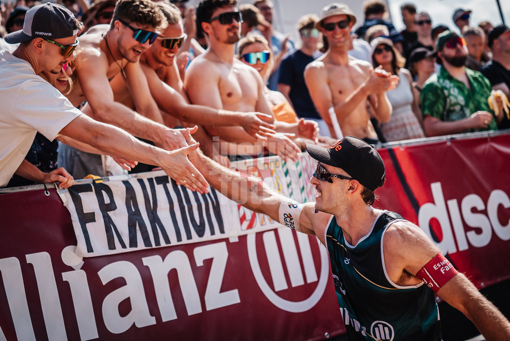 Beachvolleyball | Männer | Allianz German Beach Tour 2025 | Tourstop Berlin | 16.08.2025 | Moritz Pristauz klatscht ein mit den Fans