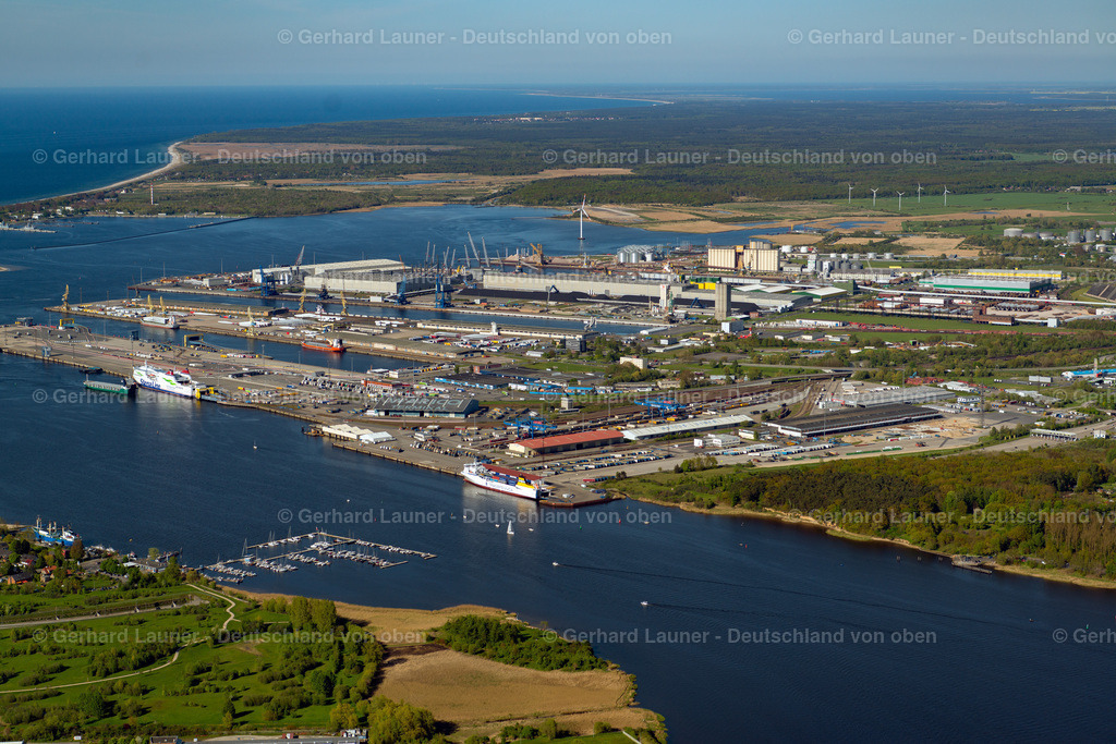 3801339 | ROSTOCK 08.09.2021 Hafenanlagen am Ufer des Hafenbeckens des Seehafen der ROSTOCK PORT GmbH im Ortsteil Peez in Rostock im Bundesland Mecklenburg-Vorpommern, Deutschland. Weiterführende Informationen bei: Euroports Germany GmbH &amp; Co. KG,  Liebherr-International Deutschland GmbH,  ROSTOCK PORT GmbH. // Port facilities on the shores of the harbor of of Seehafen of ROSTOCK PORT GmbH in the district Peez in Rostock in the state Mecklenburg - Western Pomerania, Germany. Further information at: Euroports Germany GmbH &amp; Co. KG,  Liebherr-International Deutschland GmbH,  ROSTOCK PORT GmbH. Foto: Gerhard Launer