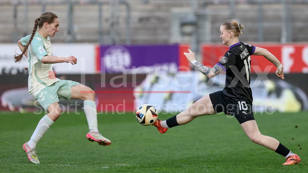 Fussball, Google Pixel Frauen-Bundesliga, SGS Essen - SV Werder Bremen | v.li.: Maria Penner (SV Werder Bremen, 33) und Natasha Kowalski (SGS Essen, 10) im Zweikampf, Duell, Dynamik, Aktion, Action, Spielszene, DIE DFB-RICHTLINIEN UNTERSAGEN JEGLICHE NUTZUNG VON FOTOS ALS SEQUENZBILDER UND/ODER VIDEOÄHNLICHE FOTOSTRECKEN. DFB REGULATIONS PROHIBIT ANY USE OF PHOTOGRAPHS AS IMAGE SEQUENCES AND/OR QUASI-VIDEO.