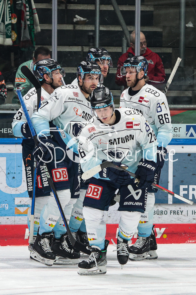 Augsburger Panther - ERC Ingolstadt | Die Schanzer freuen sich ueber das Tor zum 1-3 durch Ty RONNING (ING #26)