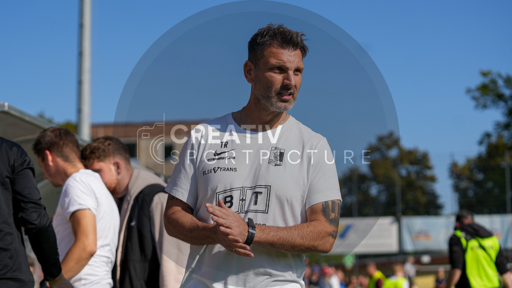 Fußball, Herren, Saison 2025/2026, Regionalliga Nordost, 10. Spieltag, FSV 63 Luckenwalde vs. BSG Chemie Leipzig, Samstag 27.09.2025, Werner-Seelenbinder-Stadion Luckenwalde, | Fußball, Herren, Saison 2025/2026, Regionalliga Nordost, 10. Spieltag, FSV 63 Luckenwalde vs. BSG Chemie Leipzig, Samstag 27.09.2025, Werner-Seelenbinder-Stadion Luckenwalde, Im Bild: Adrian Alipour (Cheftrainer Chemie Leipzig) - Realisiert mit Pictrs.com
