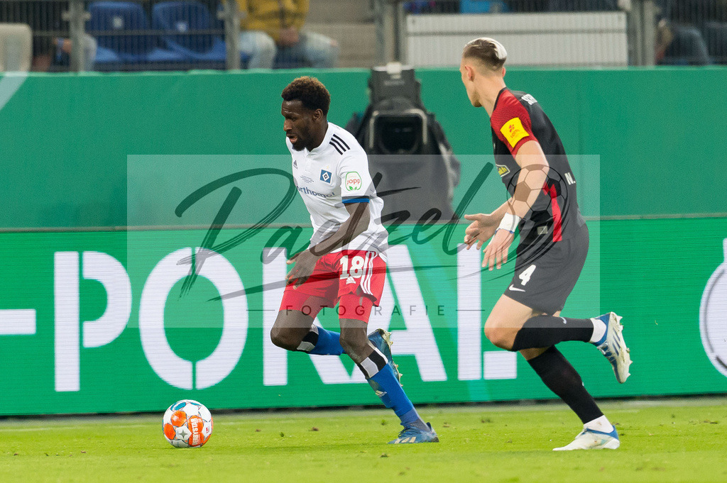HSVSCF20220419_324 | Fussball, Herren: Bakery Jatta (Hamburger SV) in Aktion, am Ball, Einzelaktion beim DFB-Pokal-Halbfinalspiel zwischen Hamburger SV und SC Freiburg im Volksparkstadion am 19.04.2022 in Hamburg, Deutschland.DFB / DFL REGULATIONS PROHIBIT ANY USE OF PHOTOGRAPHS AS IMAGE SEQUENCES AND/OR QUASI-VIDEO. - Realisiert mit Pictrs.com