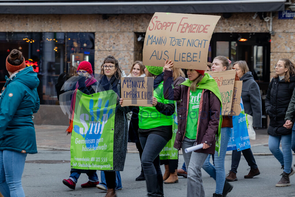 R06_2469 | 29.NOV.24-Protestmarsch gegen Gewalt-Copyright: Katholische Kirche Kärnten/Denk Dich Neu/Trainproduction/Matthias Trinkl