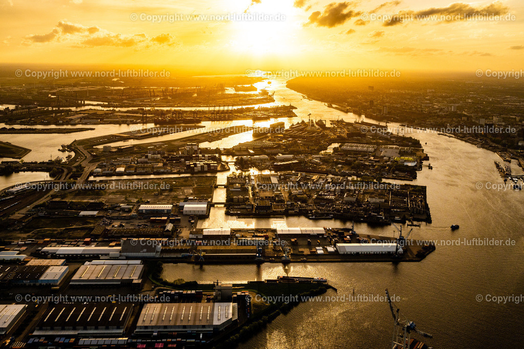 Hamburg_Steinwerder_im_Sonnenuntergang_ELS_1754140424 | HAMBURG 05.06.2023 Hafenanlagen am Ufer des Hafenbeckens im Stadtteil Steinwerder in Hamburg. Weiterführende Informationen bei: EUROGATE GmbH &amp; Co. KGaA, KG,  Hamburger Hafen und Logistik Aktiengesellschaft. // Port facilities on the shores of the harbor of in district Steinwerder in Hamburg. Further information at: EUROGATE GmbH &amp; Co. KGaA, KG,  Hamburger Hafen und Logistik Aktiengesellschaft. Foto: Martin Elsen