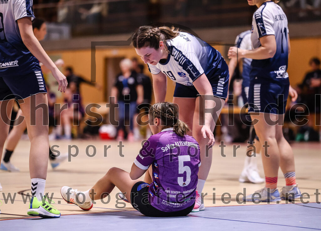 2024-11-24_099_SpVgg_Altenerding_gegen_HC_Donau-Paar_II | Erding, Deutschland, 24.11.2024:Handball, Bezirksoberliga Frauen Altbayern 2024 / 2024, 6. Spieltag, SpVgg Altenerding gegen HC Donau/Paar II, Endergebnis: 24:24Lena Prem (SpVgg Altenerding, #5), Sandra Geßner (HC Donau/Paar, #19)Foto: Christian Riedel / fotografie-riedel.net