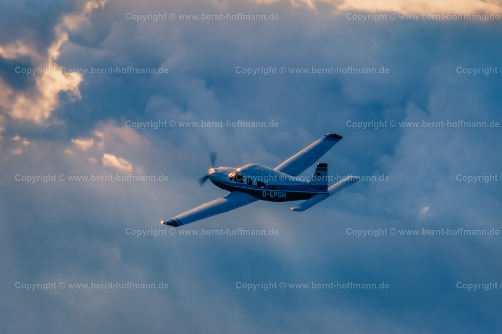 PLBDD_air2air_PiperSara_01a_90x60 | Luftbild. Einmotoriges Geschäftsflugzeug Typ " PIPER Saratoga II TC " zwischen den Wolken. Sonnenstrahlen erhellen die Szenerie. ___ Das Foto ist eine Reproduktion von einem Farbdia.  - Realisiert mit Pictrs.com