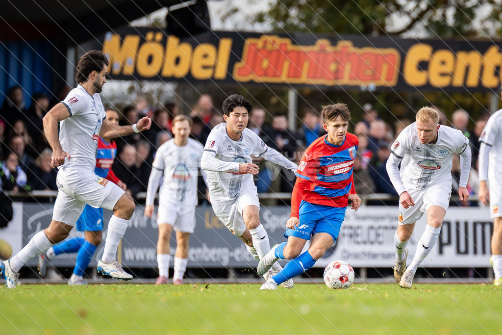 20251031_Picselweb-Fotografie_1R3_0341 | Gazi Siala (47, SSV Jeddeloh II), Keita Taguchi (5, SSV Jeddeloh II), Jorik Wulff (11, SV Drochtersen/Assel) - Realisiert mit Pictrs.com
