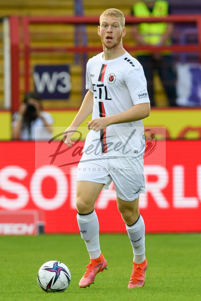 OSNVKO2021090620210906_118 | Fussball, Herren: Kai Klefisch (FC Viktoria Koeln) in Aktion, am Ball, Einzelaktion beim Spiel der 3. Liga zwischen VfL Osnabrueck und FC Viktoria Koeln im Stadion an der Bremer Bruecke am 06.09.2021 in Osnabrueck, Deutschland.DFB / DFL REGULATIONS PROHIBIT ANY USE OF PHOTOGRAPHS AS IMAGE SEQUENCES AND/OR QUASI-VIDEO. - Realisiert mit Pictrs.com