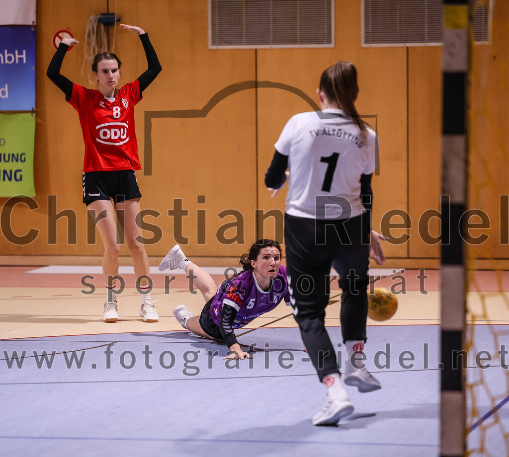 2025-01-18_048_SpVgg_Altenerding_gegen_TV_Altoetting | Erding, Deutschland, 18.01.2025:Handball, Bezirksoberliga Frauen Altbayern 2024 / 2024, 11. Spieltag, SpVgg Altenerding gegen TV Altötting, Endergebnis: 19:24Stephanie Spinner (TV Altötting, #8), Julia Kübelsbeck (SpVgg Altenerding, #5), Torfrau Verena Maier (TV Altötting, #1)Foto: Christian Riedel / fotografie-riedel.net