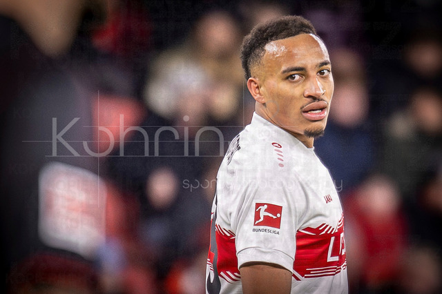 German Bundesliga, Bayer 04 Leverkusen vs. VfB Stuttgart, 10.01.2026 | LEVERKUSEN, GERMANY - JANUARY 10:  Jamie Leweling (VfB Stuttgart, 18) looks back during the German Bundesliga match on gameday 16 between Bayer 04 Leverkusen vs. VfB Stuttgart at BayArena on January 10, 2026 in Leverkusen, Germany. DFL REGULATIONS PROHIBIT ANY USE OF PHOTOGRAPHS AS IMAGE SEQUENCES AND/OR QUASI-VIDEO.