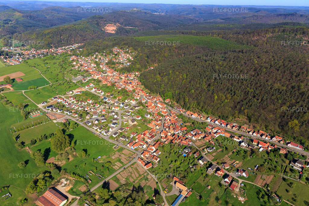 Luftbild: Ortsansicht von Osten in Offwiller im Bundesland Bas-Rhin in Frankreich. – Foto: IMG_099470.jpg vom 30.04.2017 durch Werner Riehm/FLY-FOTO.de – Auflösung des Originals: 5472 x 3648 px