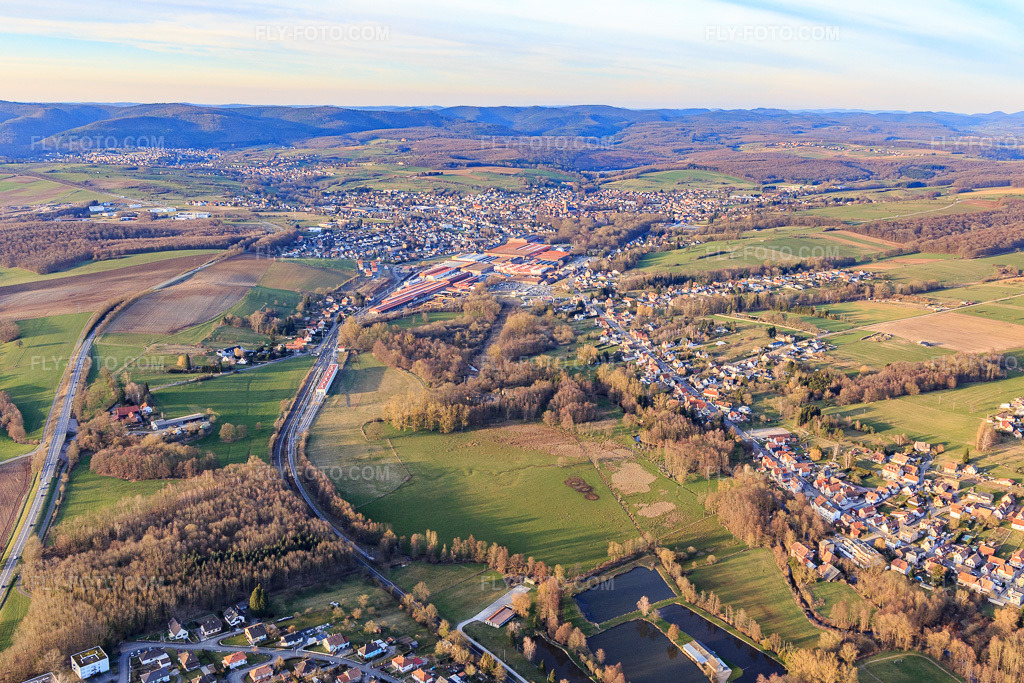 Aerial view: View of the town from the south in Reichshoffen in the state Bas-Rhin, France. – Photo: IMG_104968.jpg taken on 03/21/2018 by Werner Riehm/FLY-FOTO.com – Resolution of the original: 5292 x 3528 px